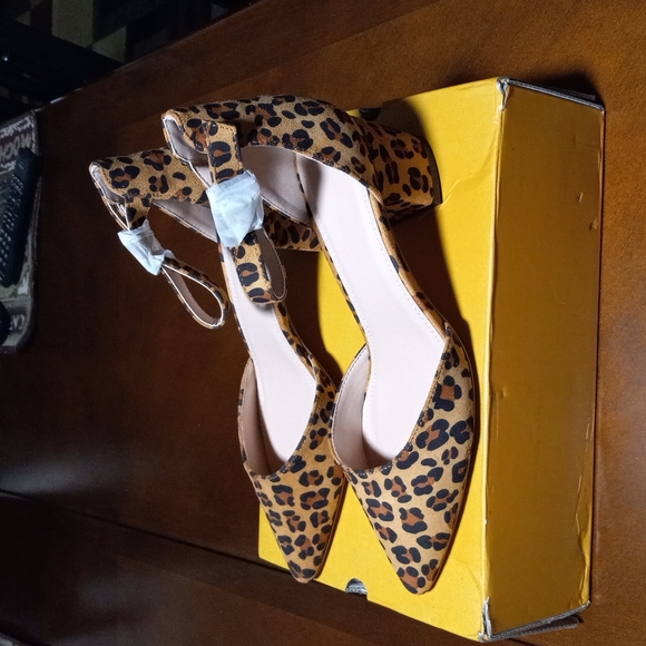 Womans Cheetah Print block heel with strap - Picture 2 of 6